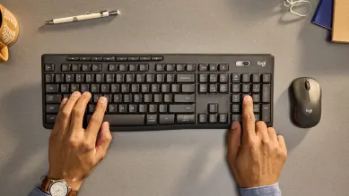 MK370 Klavye Faresi ile çalışan adam